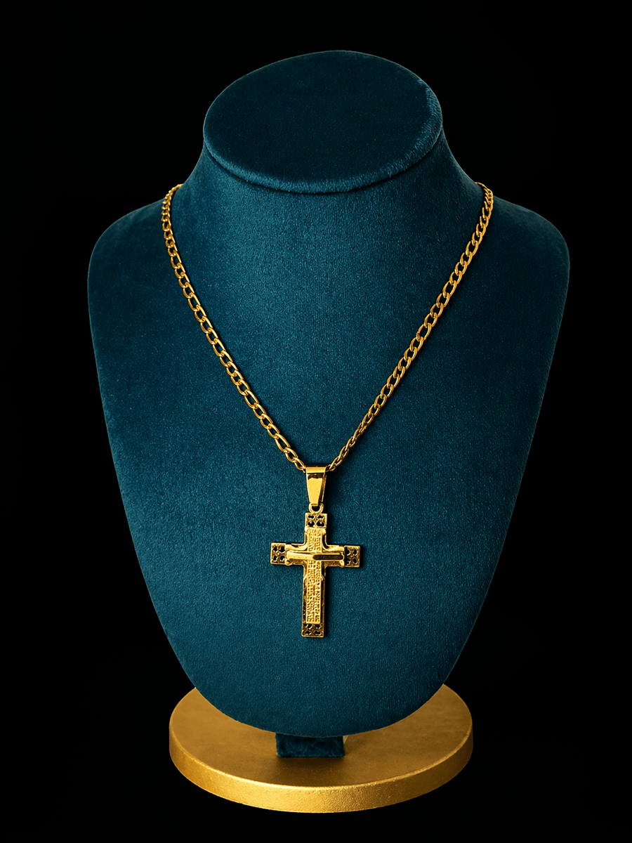 Collar con Dije de Cruz Soberana Dorado - BRØNNCollar con Dije de Cruz Soberana DoradoBrønnBRØNNCollar con Dije de Cruz Soberana Dorado